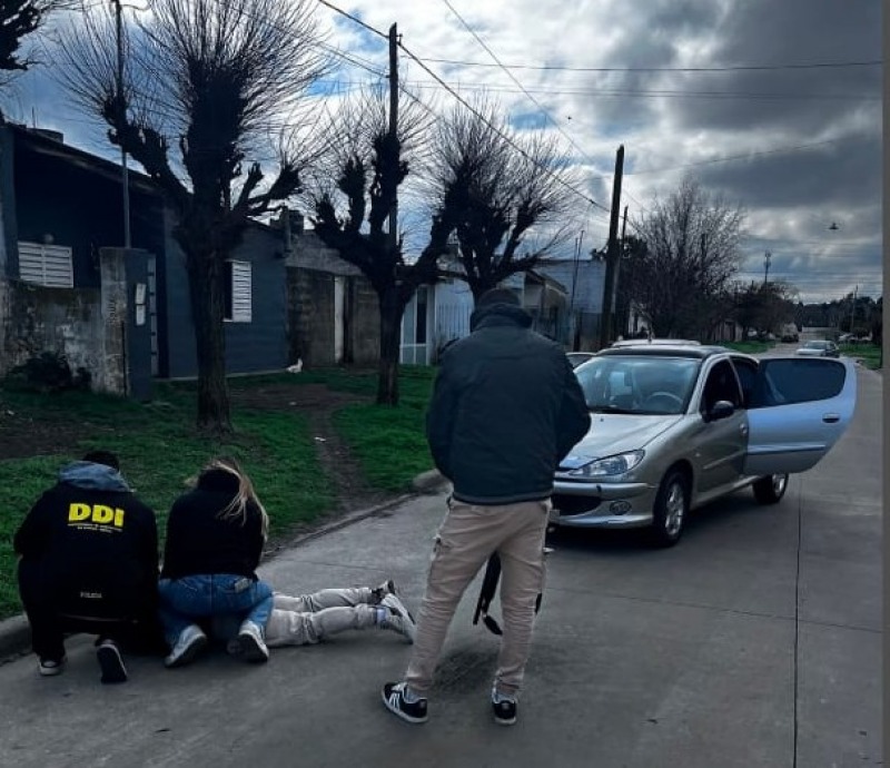 Escap� de la polic�a, descart� droga y fue capturado
